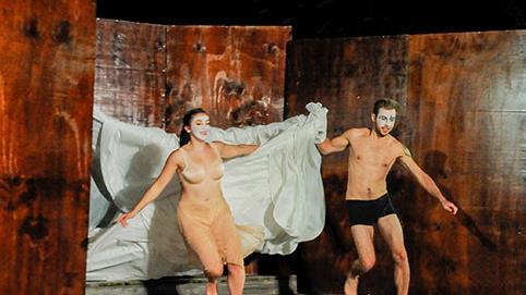 Romeo (Maximilian Wrede) und Julia (Lisa Maria Bruer) im Glücksrausch in der Aufführung von "Globe Berlin" am 9. November im Rahmen des Theaterrings im Kurtheater. Foto:  Thorsten Wulff)
