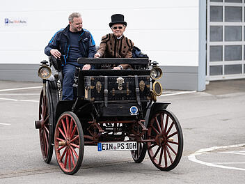 Benz Victoria Nummer 99 kommt auf den TÜV-Prüfstand