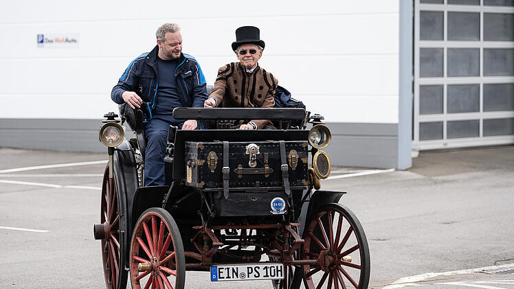Benz Victoria Nummer 99 kommt auf den TÜV-Prüfstand