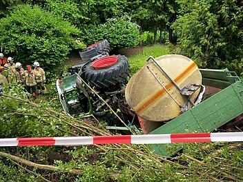 Traktor kippt bei Schmachtenberg um