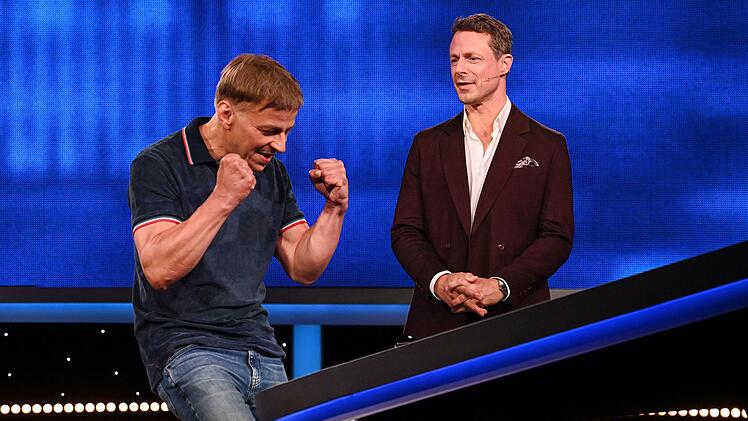 Schauspieler Tom Wlaschiha (links) freut sich auch darüber, dass Alexander Bommes ihn nicht aus der Ruhe bringen konnte.