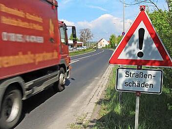 Es kann holprig werden: Auf der Münnerstädter Entlastungsstraße gibt es zwischen Oberem Tor und Gymnasiumstraße schadhafte Stellen. Foto: Heike Beudert