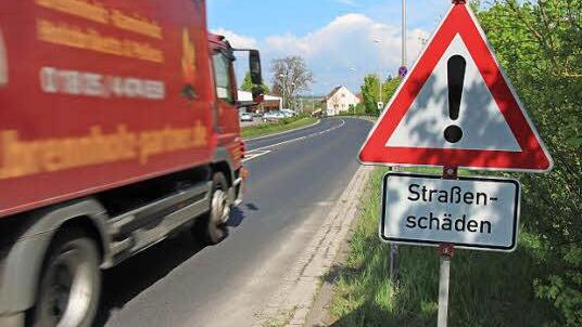 Es kann holprig werden: Auf der Münnerstädter Entlastungsstraße gibt es zwischen Oberem Tor und Gymnasiumstraße schadhafte Stellen. Foto: Heike Beudert
