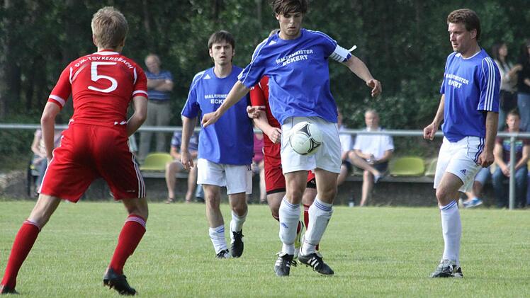 Der Spielführer des SC Kühlenfels, Kilian Macht, am Ball
