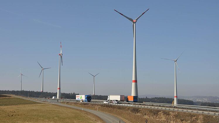 Die Münchberger Windräder an der Autobahn A 9  Foto: Peter Schoberth