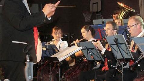Das große Orchester des Musikvereins wurde von Herfried Schuster angeleitet. Fotos: fra-press
