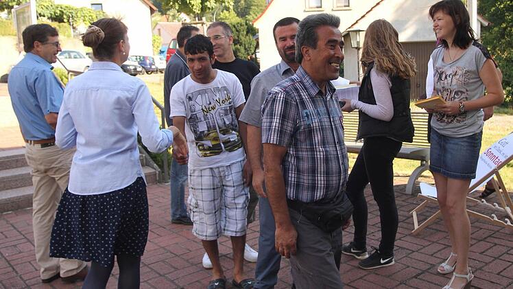 An ihren Gesichtern kann man auch ihre Freude und Zufriedenheit ablesen, hier beim Gang zur Kirche. Foto: Günther Geiling