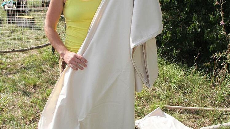 Sabine Förtsch-Hartmann zeigt das Innenzelt