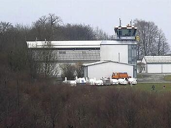 Blick von der Veste zum Flugplatz Brandensteinsebene: Weil hier kein Instrumentenflug auf Dauer möglich ist, soll bei Neida ein neuer Verkehrslandeplatz gebaut werden - im Prinzip der gleiche wie hier, nur mit längerer Start- und Landebahn. Foto: Jochen Berger /CT-Archiv