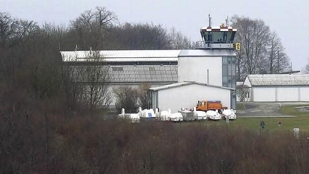 Blick von der Veste zum Flugplatz Brandensteinsebene: Weil hier kein Instrumentenflug auf Dauer möglich ist, soll bei Neida ein neuer Verkehrslandeplatz gebaut werden - im Prinzip der gleiche wie hier, nur mit längerer Start- und Landebahn. Foto: Jochen Berger /CT-Archiv