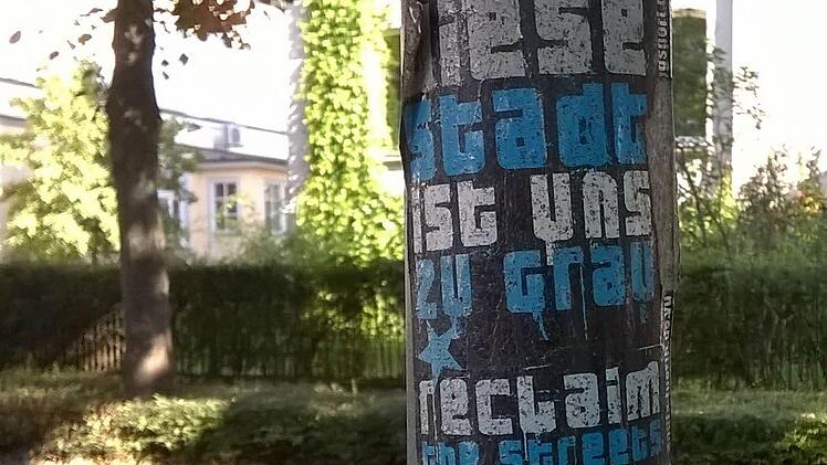 Aufkleber in der BahnhofstraßeFoto: Jochen Berger