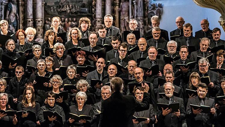 Ein beeindruckendes Konzert zum Totensonntag gestaltete der Coburger Bachchor unter Peter Stenglein in der Morizkirche. Foto: Jochen Berger
