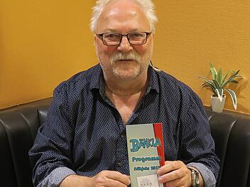 Walter Kirsch präsentiert stolz das Programm für das Frühjahr 2017. Foto: Johanna Blum