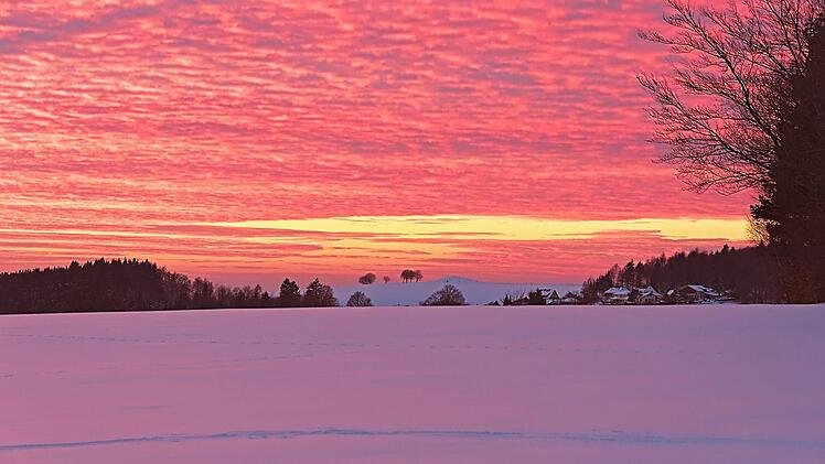Magischer Moment  -  Sonnenuntergang über der "Kuppe" bei der Ebersburg.  Karin Schöbel