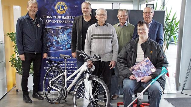 Die Hauptpreise des Lions-Club-Adventskalenders wurden jetzt an die Gewinner &uuml;bergeben. Das Bild zeigt von links: Hans-Joachim Brandt und Rudolf Hart vom Lionsclub, Oskar Reinwand mit seinem neuen Fahrrad, Manfred Dittmann, der die Musical-Reise gewann, und Andreas Kestel im neuen B&uuml;rostuhl mit Stifter Georg Greb dahinter. Foto: sw