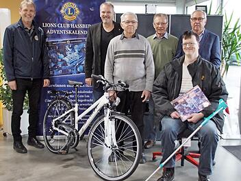 Die Hauptpreise des Lions-Club-Adventskalenders wurden jetzt an die Gewinner übergeben. Das Bild zeigt von links: Hans-Joachim Brandt und Rudolf Hart vom Lionsclub, Oskar Reinwand mit seinem neuen Fahrrad, Manfred Dittmann, der die Musical-Reise gewann, und Andreas Kestel im neuen Bürostuhl mit Stifter Georg Greb dahinter. Foto: sw