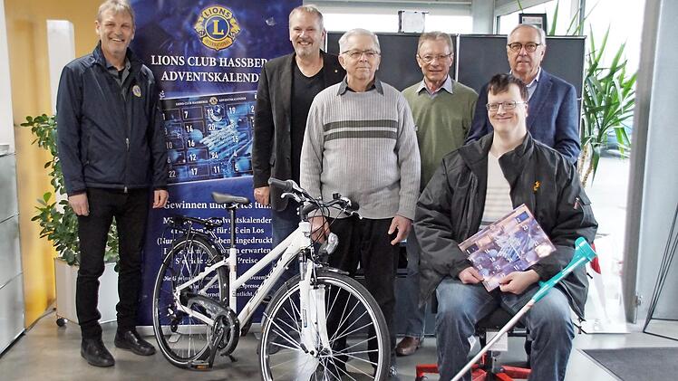 Die Hauptpreise des Lions-Club-Adventskalenders wurden jetzt an die Gewinner übergeben. Das Bild zeigt von links: Hans-Joachim Brandt und Rudolf Hart vom Lionsclub, Oskar Reinwand mit seinem neuen Fahrrad, Manfred Dittmann, der die Musical-Reise gewann, und Andreas Kestel im neuen Bürostuhl mit Stifter Georg Greb dahinter. Foto: sw