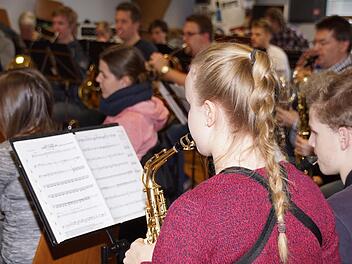 Note für Note: Das Kreisorchester bereitet sich auf zwei Konzerte in Trossenfurt und Hofheim vor.  Sabine Weinbeer