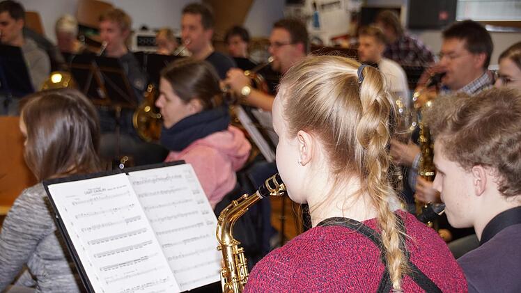 Note für Note: Das Kreisorchester bereitet sich auf zwei Konzerte in Trossenfurt und Hofheim vor.  Sabine Weinbeer