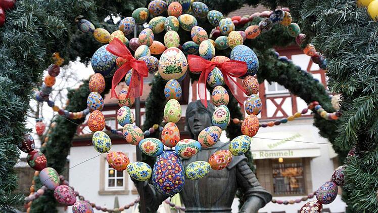 Aus dem Georgsbrunnen wird der Osterbrunnen.   Foto: Richard Sänger