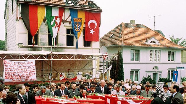 Das Foto zeigt die S&auml;rge von f&uuml;nf T&uuml;rkinnen vor dem ausgebrannten Haus in Solingen. Am Dienstag finden in D&uuml;sseldorf und Solingen Gedenkveranstaltungen 25 Jahre nach dem Brandanschlag Solingen statt. Foto: Franz-Peter Tschauner/dpa