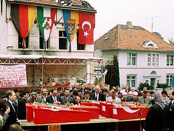 Das Foto zeigt die Särge von fünf Türkinnen vor dem ausgebrannten Haus in Solingen. Am Dienstag finden in Düsseldorf und Solingen Gedenkveranstaltungen 25 Jahre nach dem Brandanschlag Solingen statt. Foto: Franz-Peter Tschauner/dpa