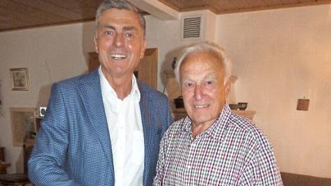 B&uuml;rgermeister Siegfried Decker gratulierte Dieter Rosenblatt zum 80. Geburtstag. Foto: Werner Rei&szlig;aus