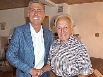 Bürgermeister Siegfried Decker gratulierte Dieter Rosenblatt zum 80. Geburtstag. Foto: Werner Reißaus