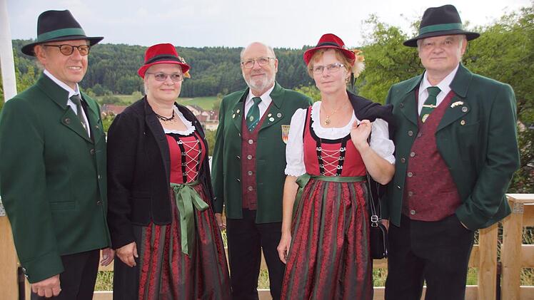 Viel Lob bekam die Gau-Vorstandschaft für die einheitliche Tracht, die sie erstmals bei der Proklamation in Oberschleichach präsentierten. Das Bild zeigt von links Gaukassierer Peter Ripperger, Sportleiterin Monika Ripperger, den Zweiten Gauschützenmeister Otto Iff, Schriftführerin Birgit Mahr und Gauschützenmeister Norbert Mahr.Sabine Weinbeer