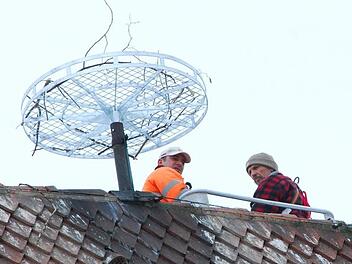 Für fünf Jahren wurde der Horst auf dem Schlossdach angebracht. Jetzt soll er vorübergehend wieder abgebaut werden. Nach dem gleichen Vorbild sollen aber auch die vier Storchennester an den neuen Interimsstandorten gestaltet werden.  Foto: Heinz Czellnik