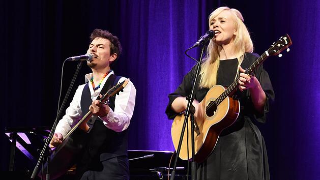 Die Singer-Songwriter Caro Obieglo (rechts) und Andres Obieglo vom Duo "Carolin No" kommen auf ihrer Jubil&auml;umstour "11 years of November" nach Ha&szlig;furt und werden am 12. Oktober das Publikum mit ihren au&szlig;ergew&ouml;hnlichen Eigenkompositionen bezaubern. Foto: Ulrike Langer