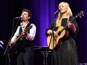 Die Singer-Songwriter Caro Obieglo (rechts) und Andres Obieglo vom Duo "Carolin No" kommen auf ihrer Jubiläumstour "11 years of November" nach Haßfurt und werden am 12. Oktober das Publikum mit ihren außergewöhnlichen Eigenkompositionen bezaubern. Foto: Ulrike Langer