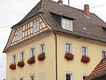 Der Umbau des Rathauses und seines Umfelds ist beschlossene Sache. Ob sich auch an der Besetzung im Chefbüro etwas ändert, müssen die Wähler im März entscheiden. Foto: Eckehard Kiesewetter