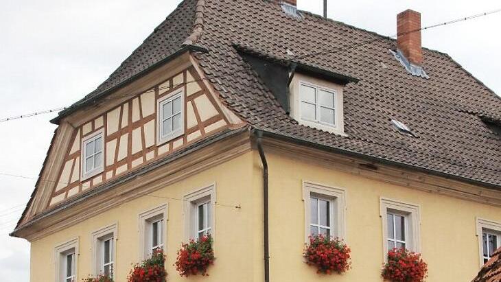 Der Umbau des Rathauses und seines Umfelds ist beschlossene Sache. Ob sich auch an der Besetzung im Chefbüro etwas ändert, müssen die Wähler im März entscheiden. Foto: Eckehard Kiesewetter