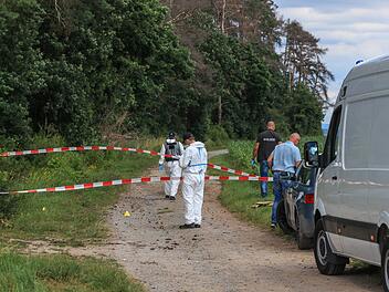 In einem Waldstück in Mittelfranken wurde die Leiche einer jungen Frau entdeckt. Die Kriminalpolizei ermittelt wegen eines Gewaltdelikts.