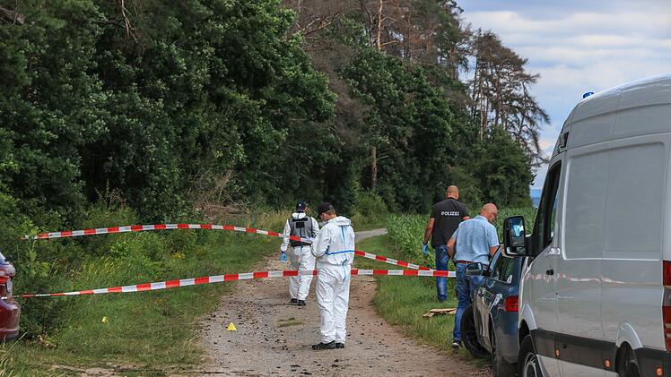 24-Jährige leblos an Waldstück gefunden: Polizei geht von Beziehungstat aus