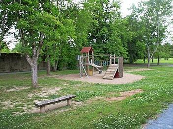 Weil es an Spielgeräten im Jörgentorpark mangelt, wird nun vorübergehend ein neues aufgestellt.  Foto: Thomas Malz