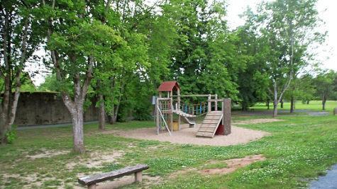 Weil es an Spielgeräten im Jörgentorpark mangelt, wird nun vorübergehend ein neues aufgestellt.  Foto: Thomas Malz