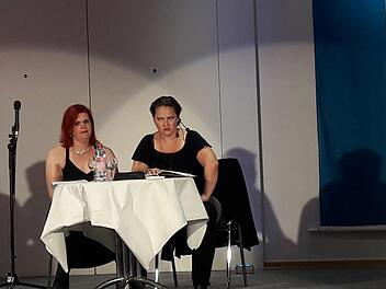 Die "Urmürschterin" Monika Hanshans (auf der Bühne mit Schauspielerin Kerstin Kiefer) stellte in der Alten Aula ihr Erstlingswerk "200 BAR Liebe" vor. Foto: Hartmut Hessel
