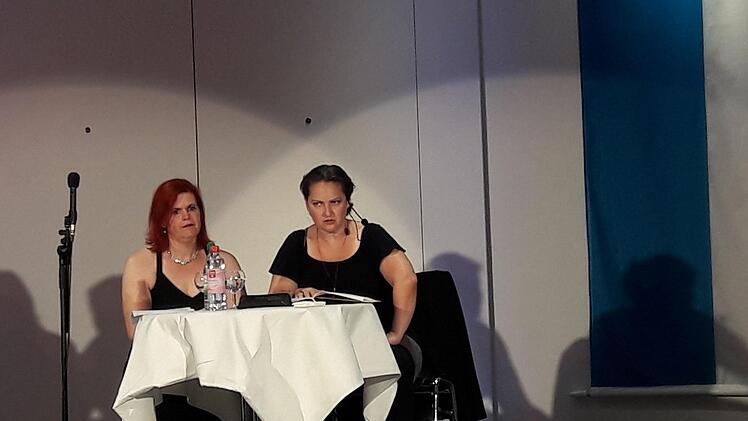 Die "Urmürschterin" Monika Hanshans (auf der Bühne mit Schauspielerin Kerstin Kiefer) stellte in der Alten Aula ihr Erstlingswerk "200 BAR Liebe" vor. Foto: Hartmut Hessel