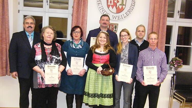 Geehrten aus Weilersbach und Reifenberg mit Steffi Dierl (3. v. r.) und der Kirschenkönigin.