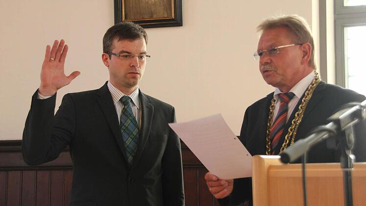 Markus Wich legt den Amtseid ab. Rechts: Bürgermeister Wolfgang Beiergrößlein.