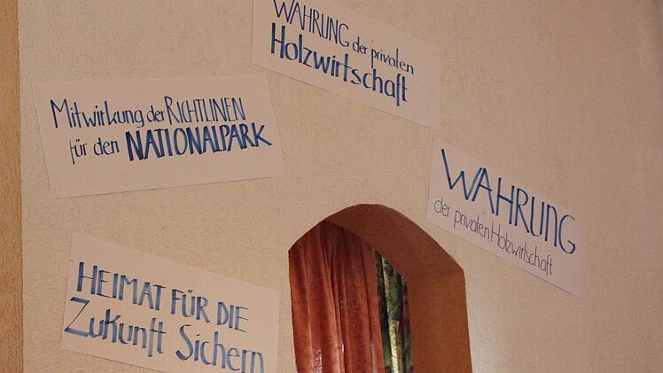Plakate für einen Nationalpark im Versammlungssaal Foto: Klaus Schmitt
