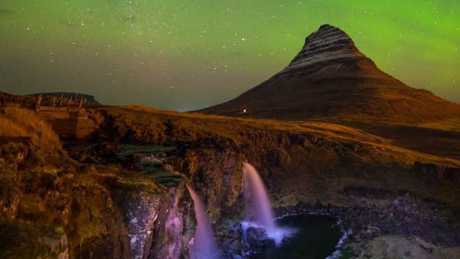 Karge Schönheit: Polarlicht leuchtet über dem Berg Kirkjufell (463m) im Westen Islands. Foto: Köpplinger/Hartung