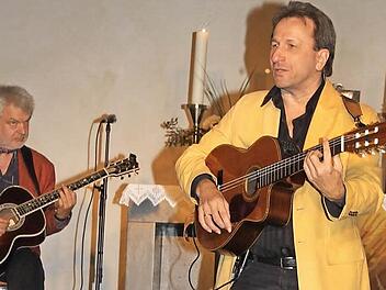 Das Konzert mit dem singenden Pfarrer Clemens Bittlinger - links Adax Dörsam, der über siebzig verschiedene Saiteninstrumente spielt - in der Friedenskirche kommt beim Publikum bestens an. Foto: Sonja Adam