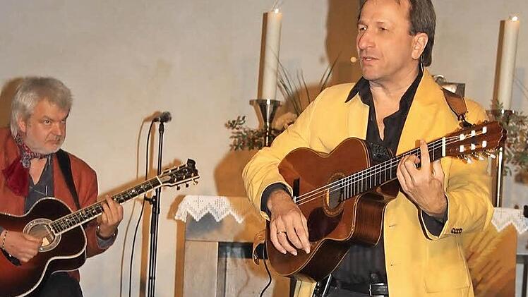 Das Konzert mit dem singenden Pfarrer Clemens Bittlinger - links Adax Dörsam, der über siebzig verschiedene Saiteninstrumente spielt - in der Friedenskirche kommt beim Publikum bestens an. Foto: Sonja Adam