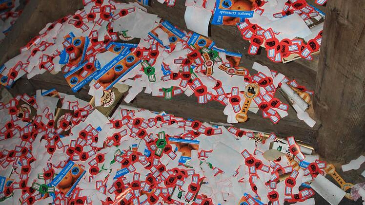 Tausende Flaschen-Etiketten sind auf der Treppe verteilt Foto: Matthias Einwag