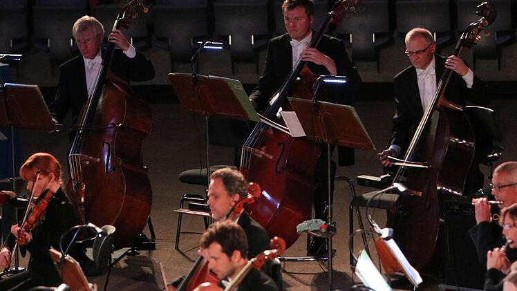 Handball-Sinfonie lautete das Motto eines Gemeinschaftsprojekts zwischen dem Landestheater und dem HSC 2000 Coburg in der HUK-Arena.Foto: Jochen Berger