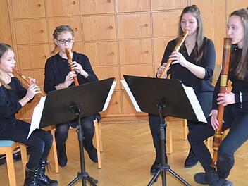 Mit ihren Blockflöten überzeugten sie die Jury (v. l.): Vanessa Köhler (Kronach), Maren Neder (Stockheim), Sophie Hofmann (Lichtenfels) und Maria Köhler (Kronach). Sie spielten in der Ensemble-Wertung Holzbläser, gleiche Instrumente, der Altersgruppe III (Geburtsjahre 2003/2004). Foto: K.- H. Hofmann
