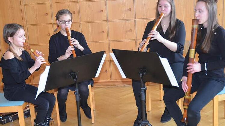 Mit ihren Blockflöten überzeugten sie die Jury (v. l.): Vanessa Köhler (Kronach), Maren Neder (Stockheim), Sophie Hofmann (Lichtenfels) und Maria Köhler (Kronach). Sie spielten in der Ensemble-Wertung Holzbläser, gleiche Instrumente, der Altersgruppe III (Geburtsjahre 2003/2004). Foto: K.- H. Hofmann